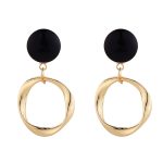 Black Cold Style Circle Earrings – Minimalist Fashion for Modern Women - Image 3
