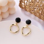 Black Cold Style Circle Earrings – Minimalist Fashion for Modern Women