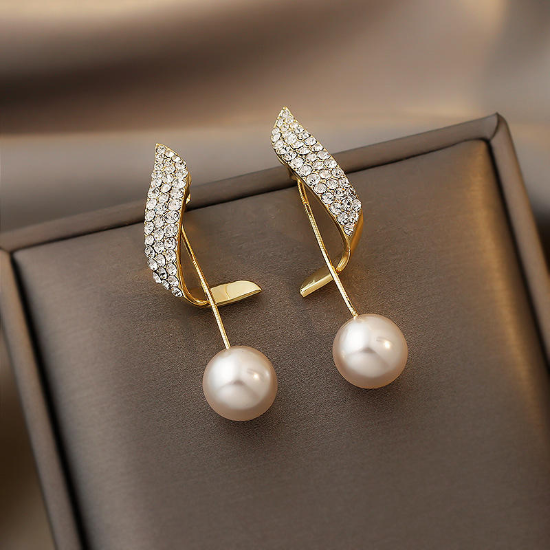 Hc0915ce28d5244c28129e4e001505a1dn New Trendy Pearl Pendant Drop Earring - Image 1